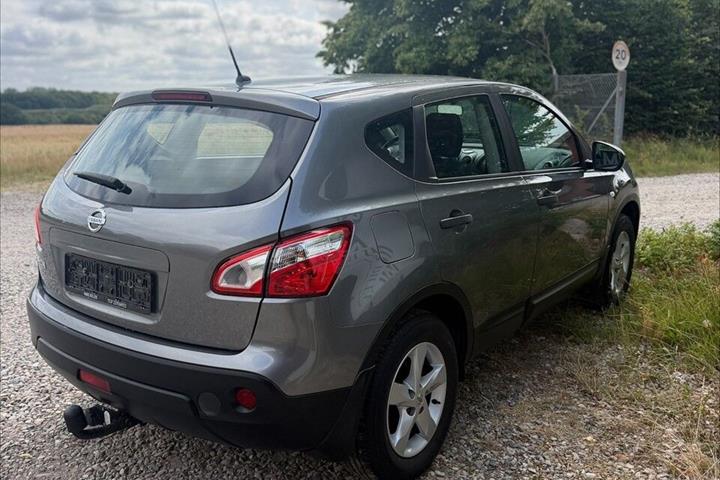 Grå Nissan Qashqai fra 2013
