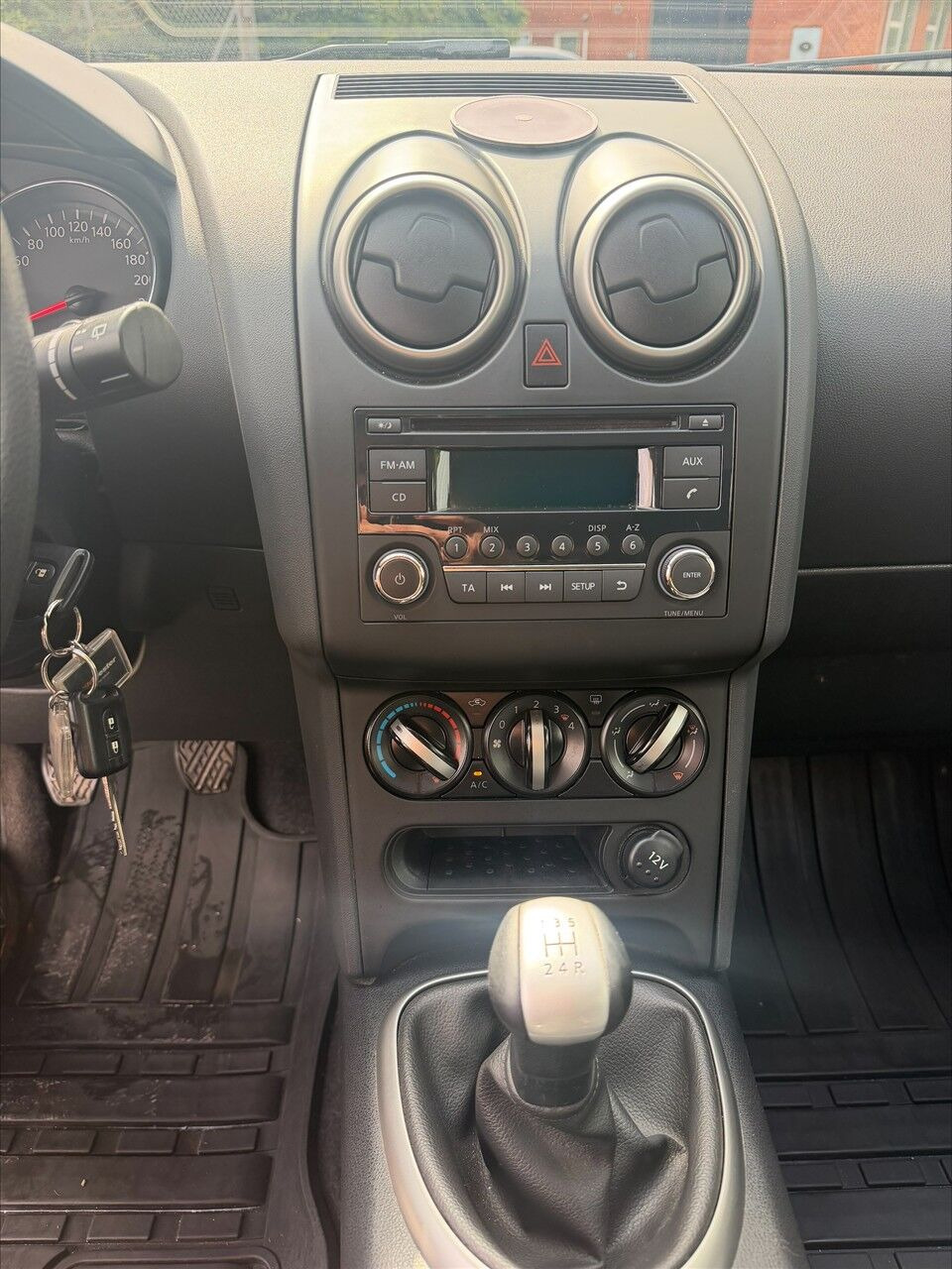 Grå Nissan Qashqai fra 2013