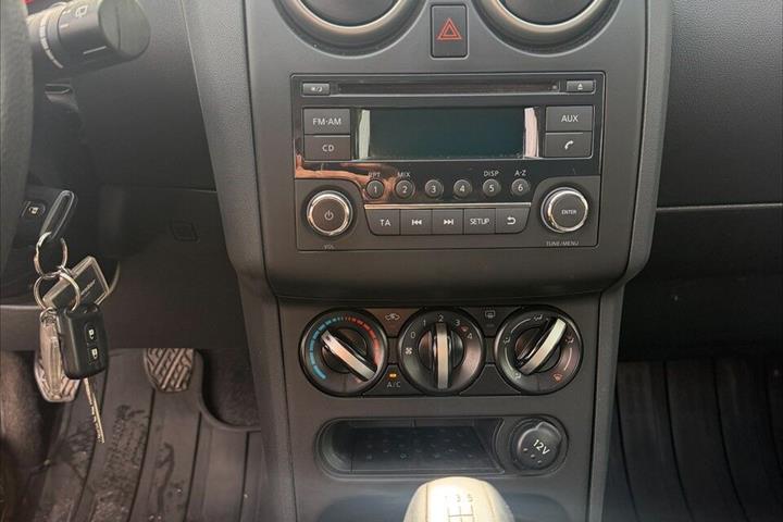 Grå Nissan Qashqai fra 2013