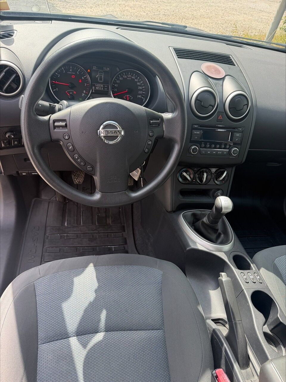 Grå Nissan Qashqai fra 2013