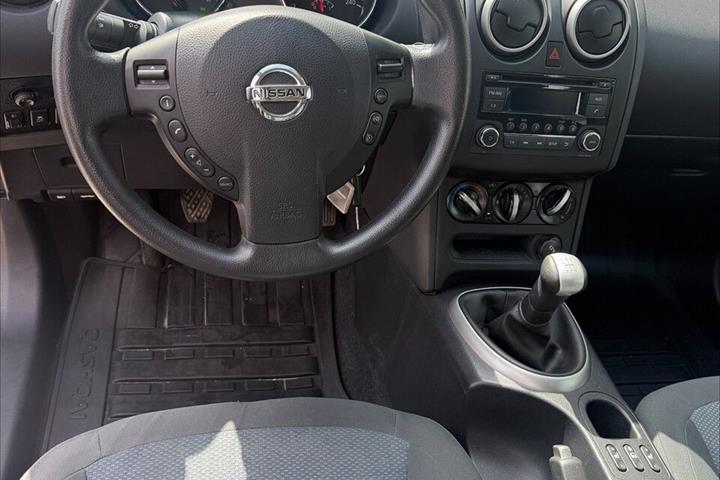 Grå Nissan Qashqai fra 2013