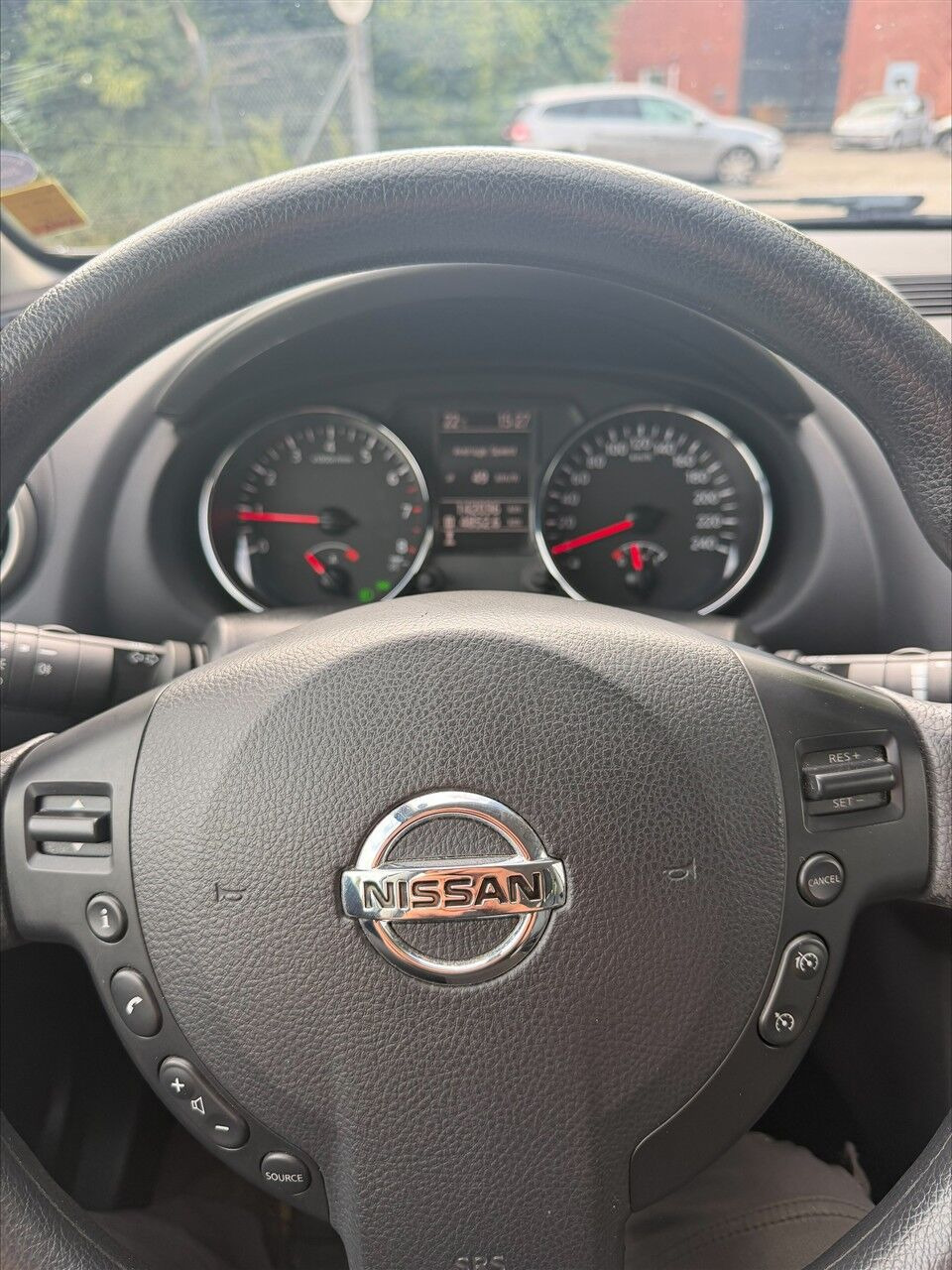 Grå Nissan Qashqai fra 2013