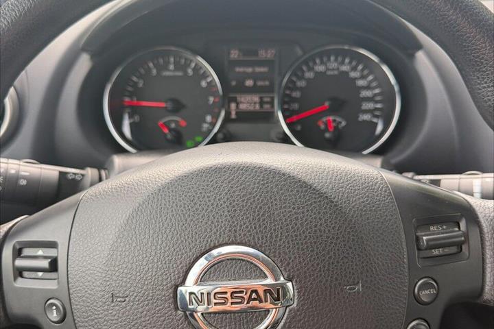 Grå Nissan Qashqai fra 2013