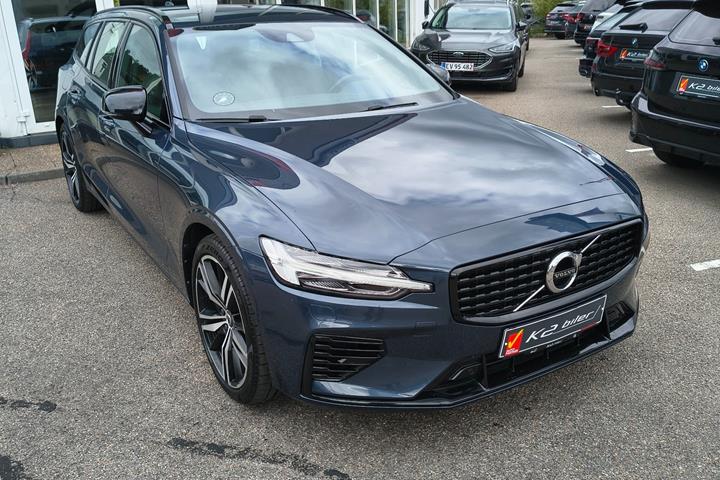 Blå Volvo V60 fra 2022 set udefra