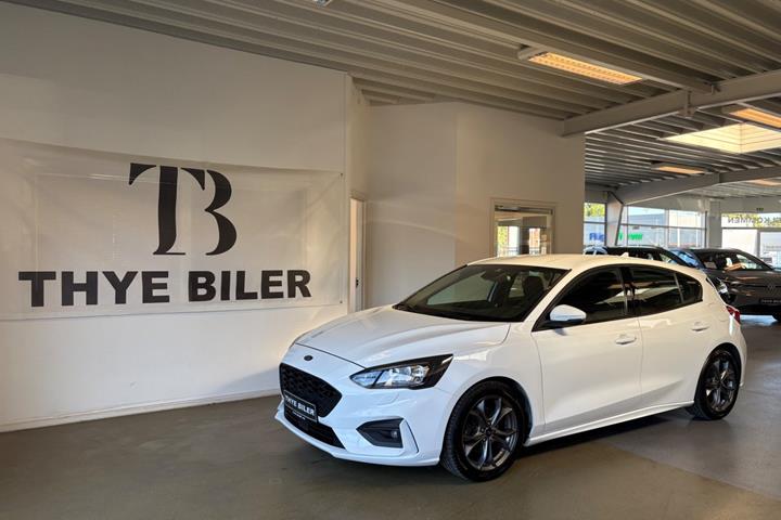 Hvid Ford Focus fra 2019 set udefra