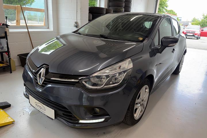 Grå Renault Clio IV fra 2019