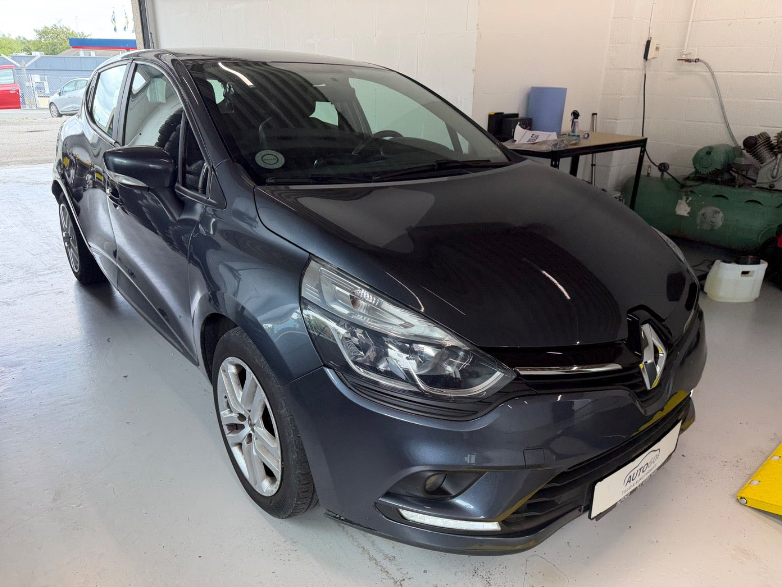Grå Renault Clio IV fra 2019