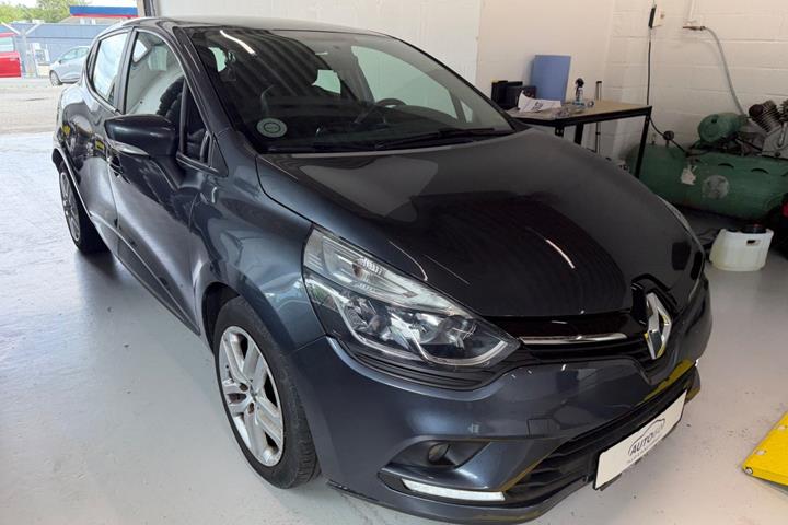 Grå Renault Clio IV fra 2019