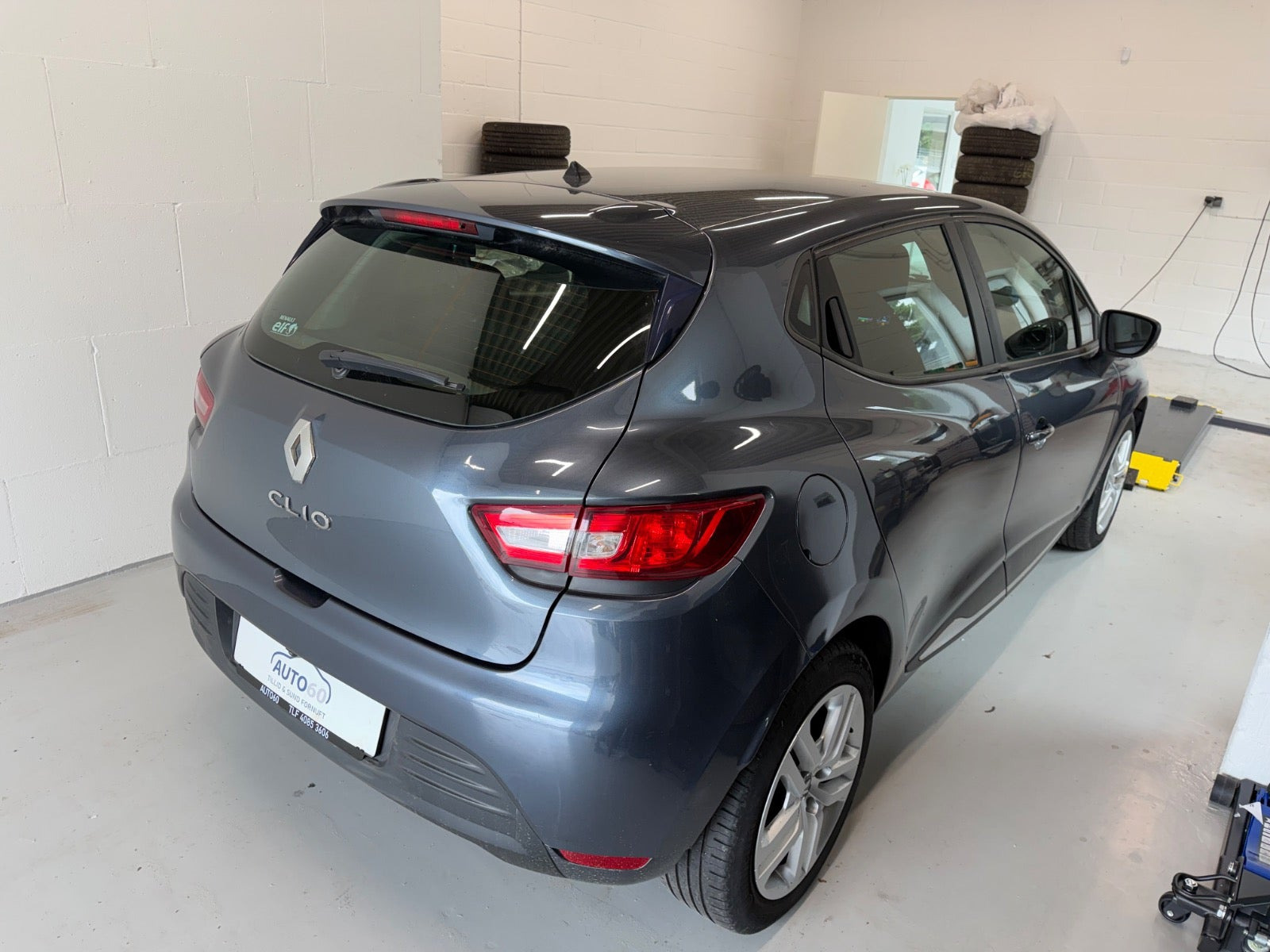 Grå Renault Clio IV fra 2019