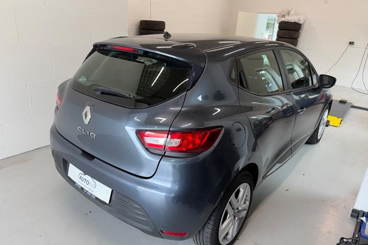 Grå Renault Clio IV fra 2019