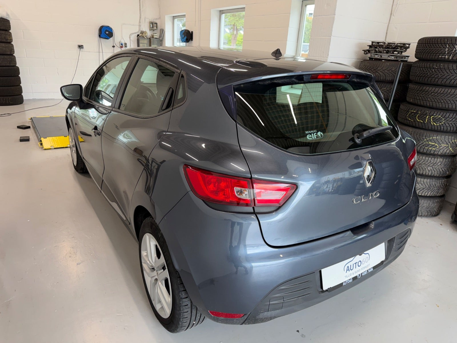 Grå Renault Clio IV fra 2019