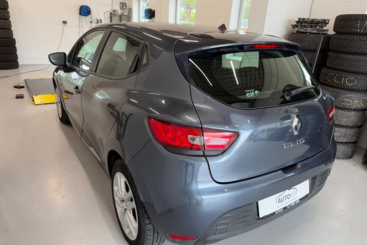 Grå Renault Clio IV fra 2019