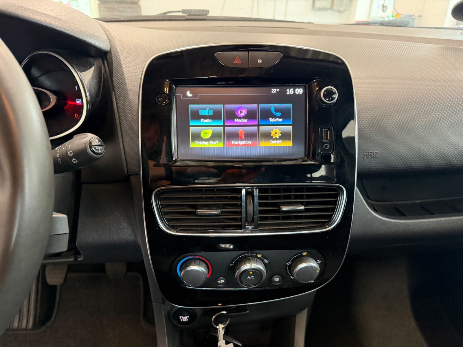 Grå Renault Clio IV fra 2019