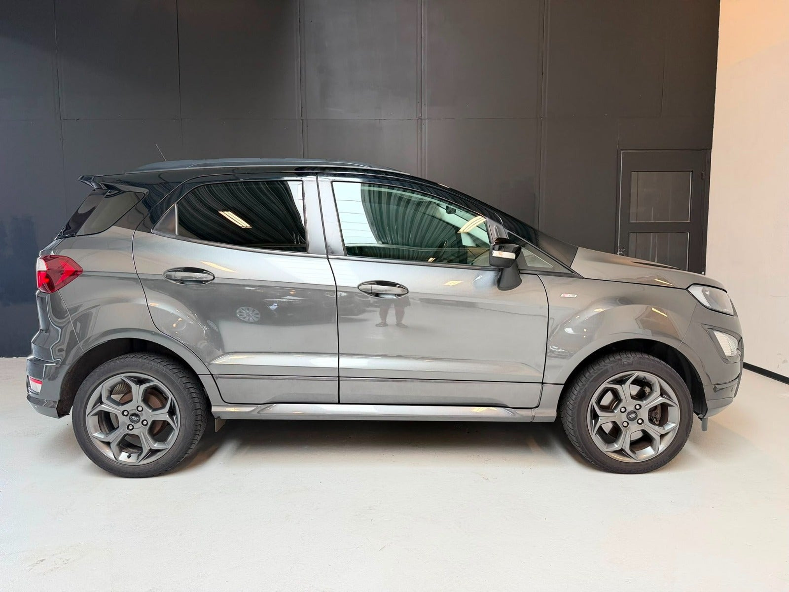 Grå Ford EcoSport fra 2018