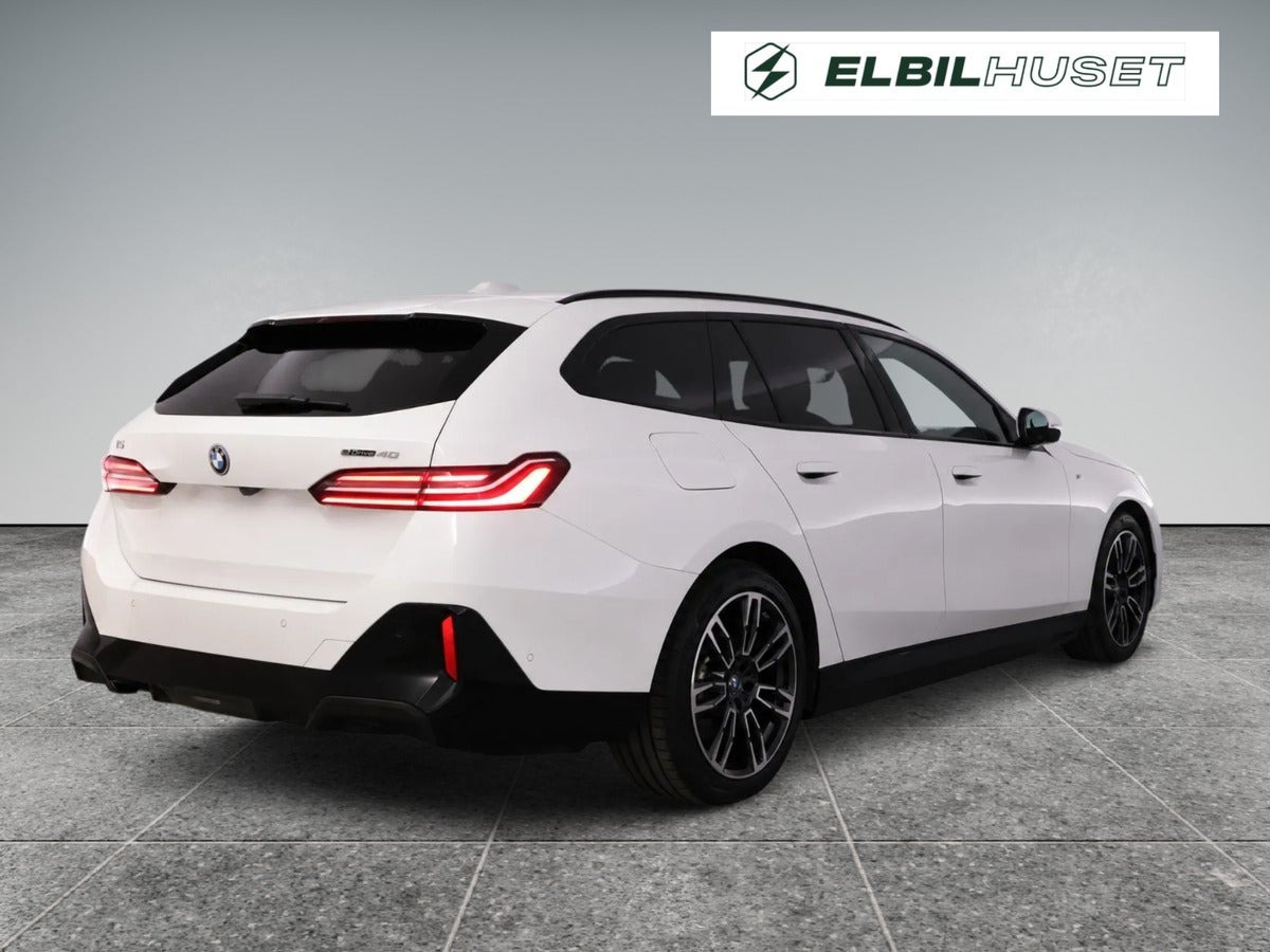 Hvid BMW i5 fra 2025