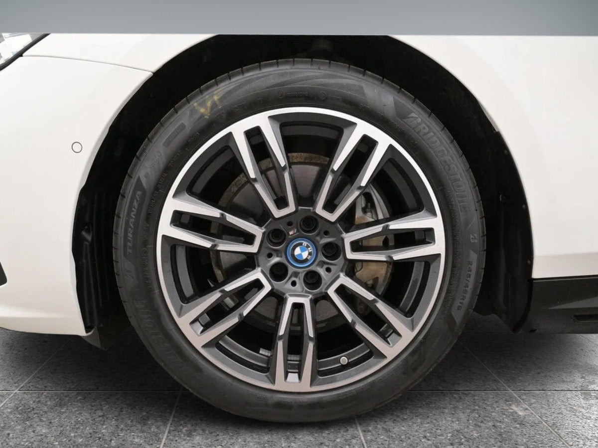Hvid BMW i5 fra 2025