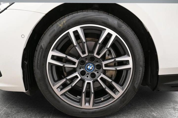 Hvid BMW i5 fra 2025
