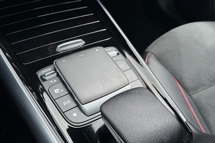 Sort Mercedes EQA300 fra 2022