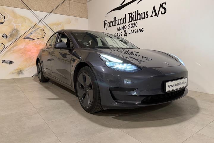 Grå Tesla Model 3 fra 2022