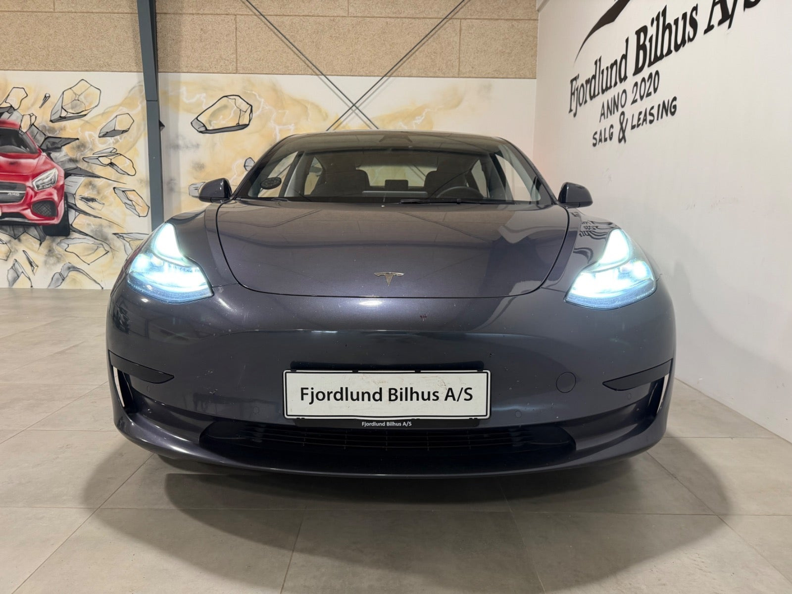 Grå Tesla Model 3 fra 2022