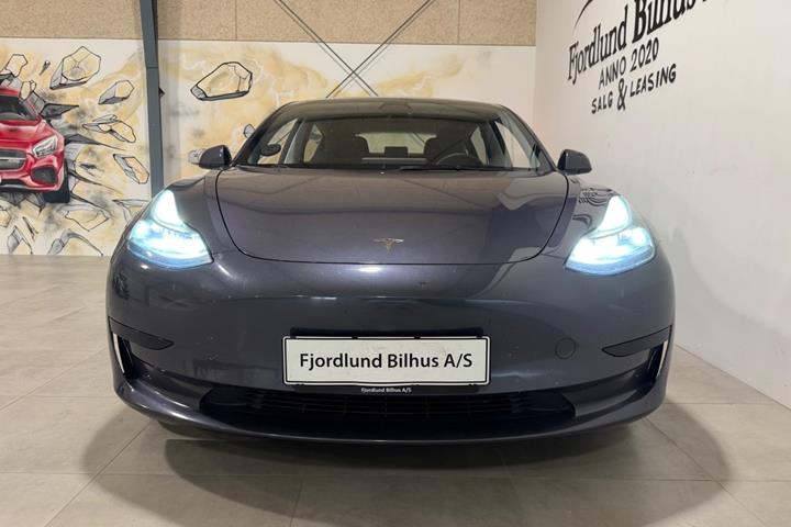 Grå Tesla Model 3 fra 2022