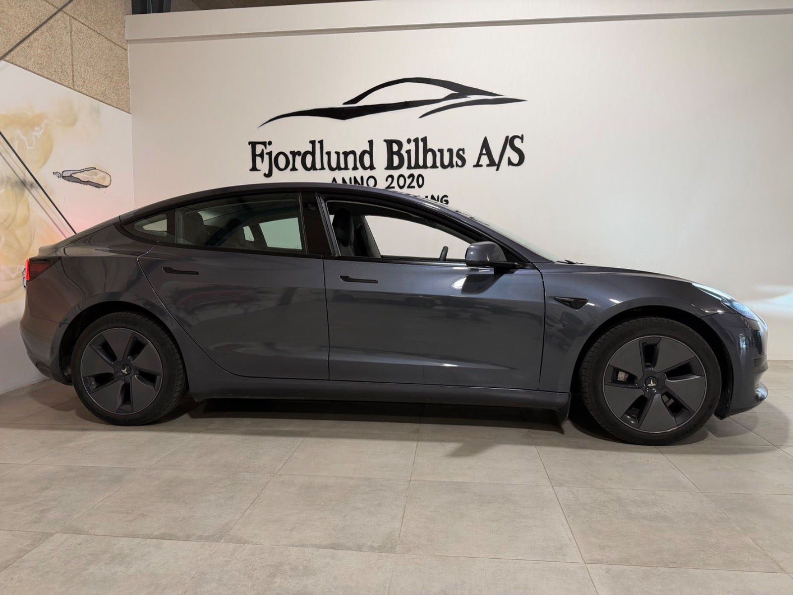 Grå Tesla Model 3 fra 2022