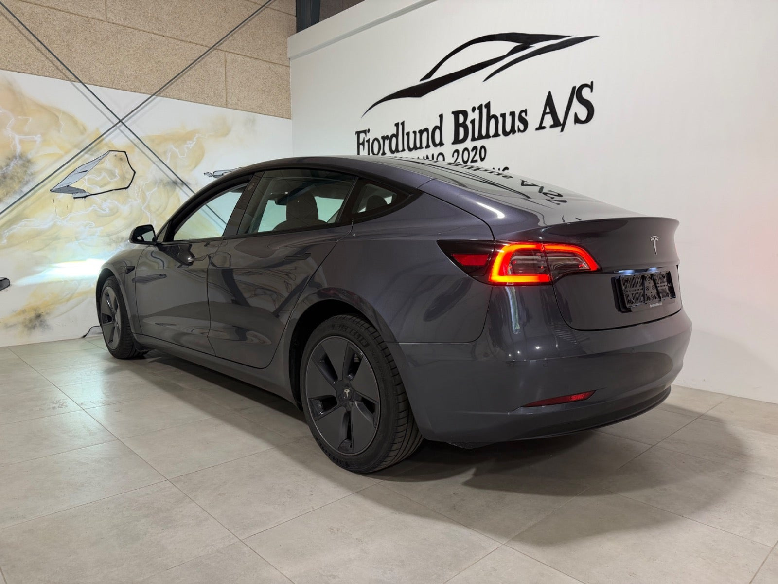 Grå Tesla Model 3 fra 2022