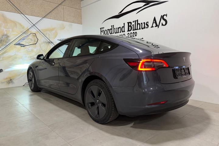 Grå Tesla Model 3 fra 2022