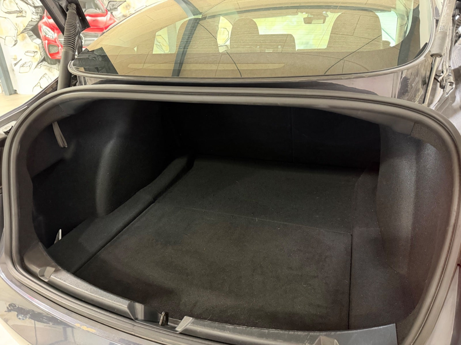 Grå Tesla Model 3 fra 2022