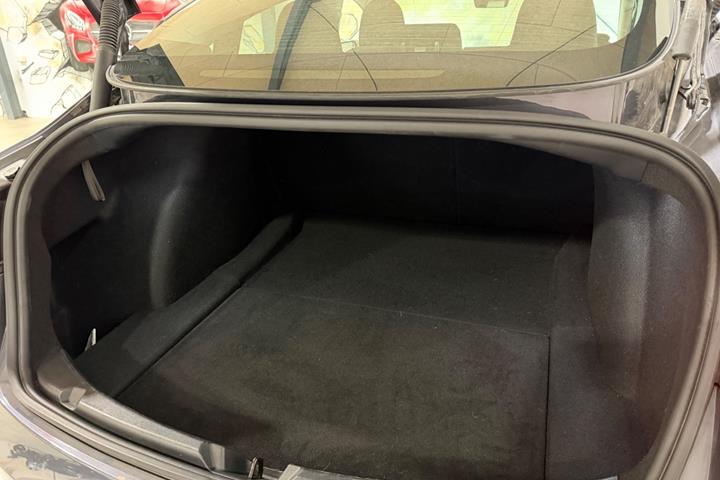 Grå Tesla Model 3 fra 2022