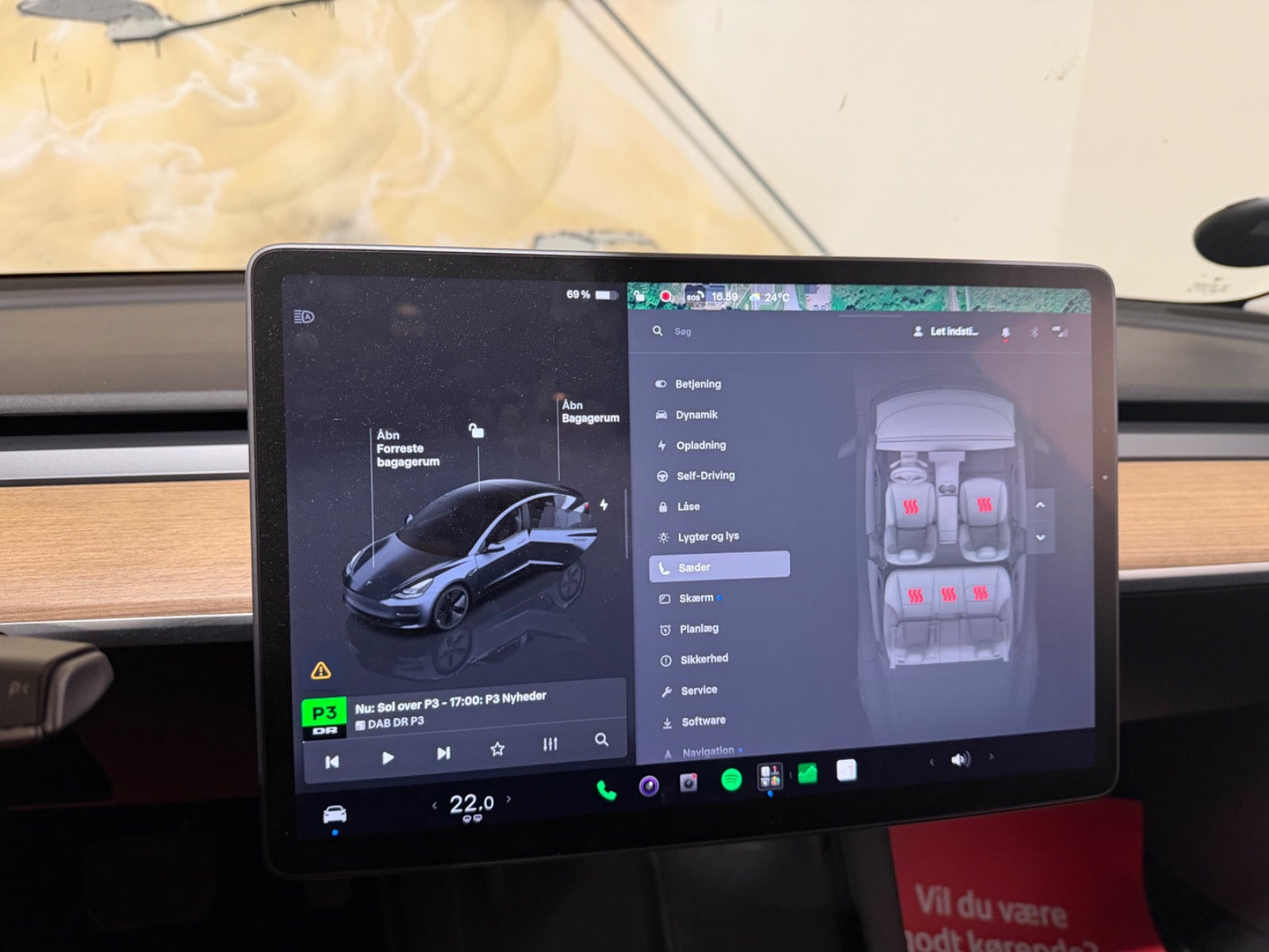 Grå Tesla Model 3 fra 2022