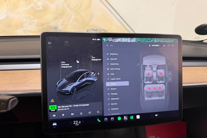 Grå Tesla Model 3 fra 2022
