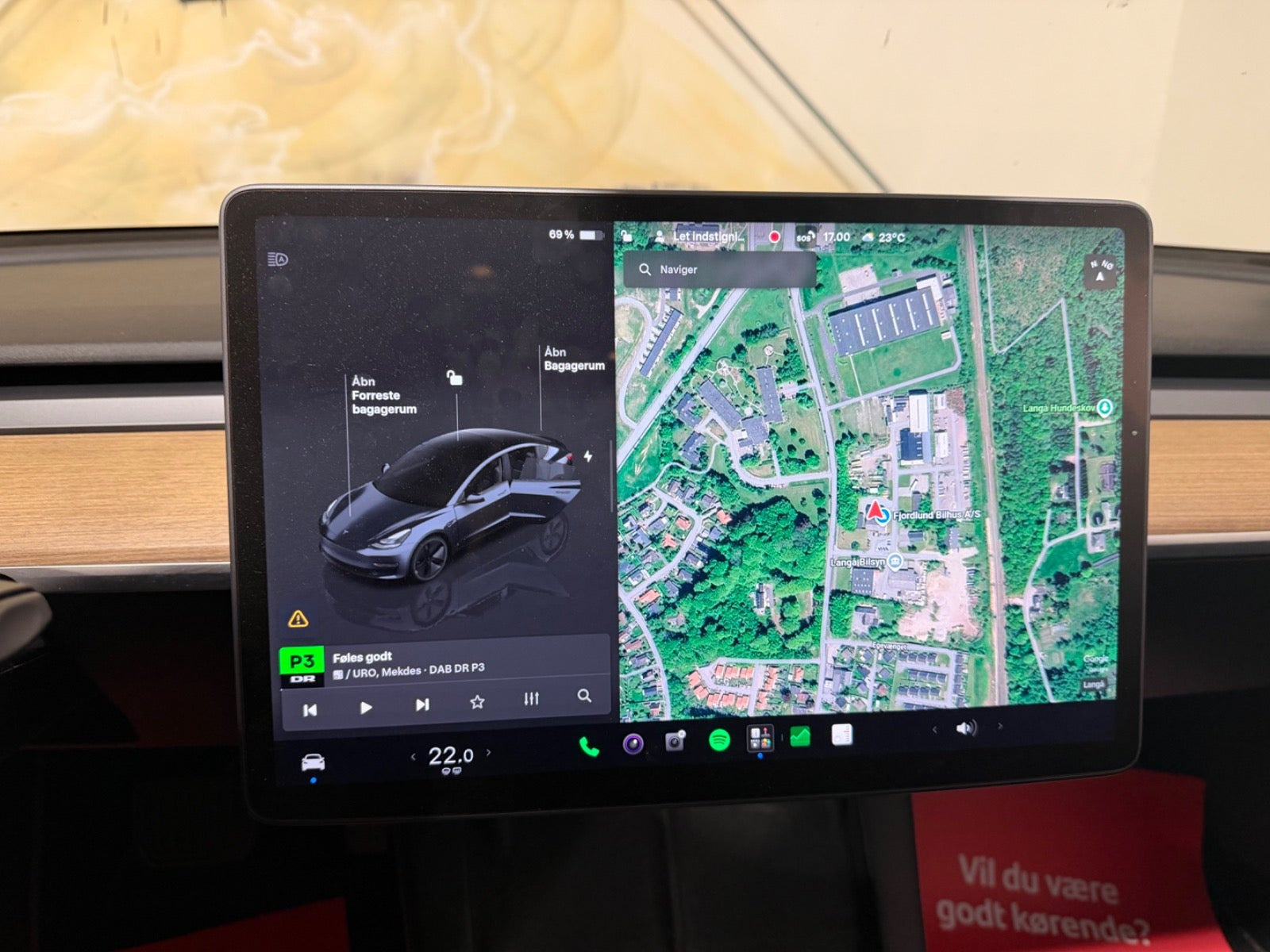 Grå Tesla Model 3 fra 2022