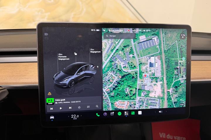 Grå Tesla Model 3 fra 2022