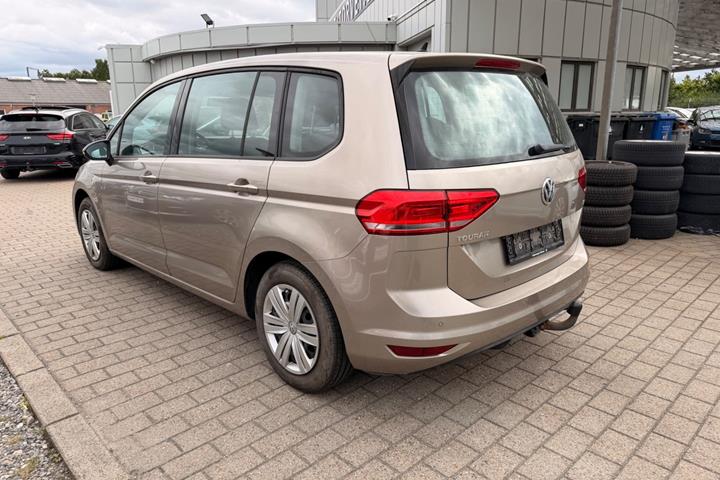 Orange VW Touran fra 2017