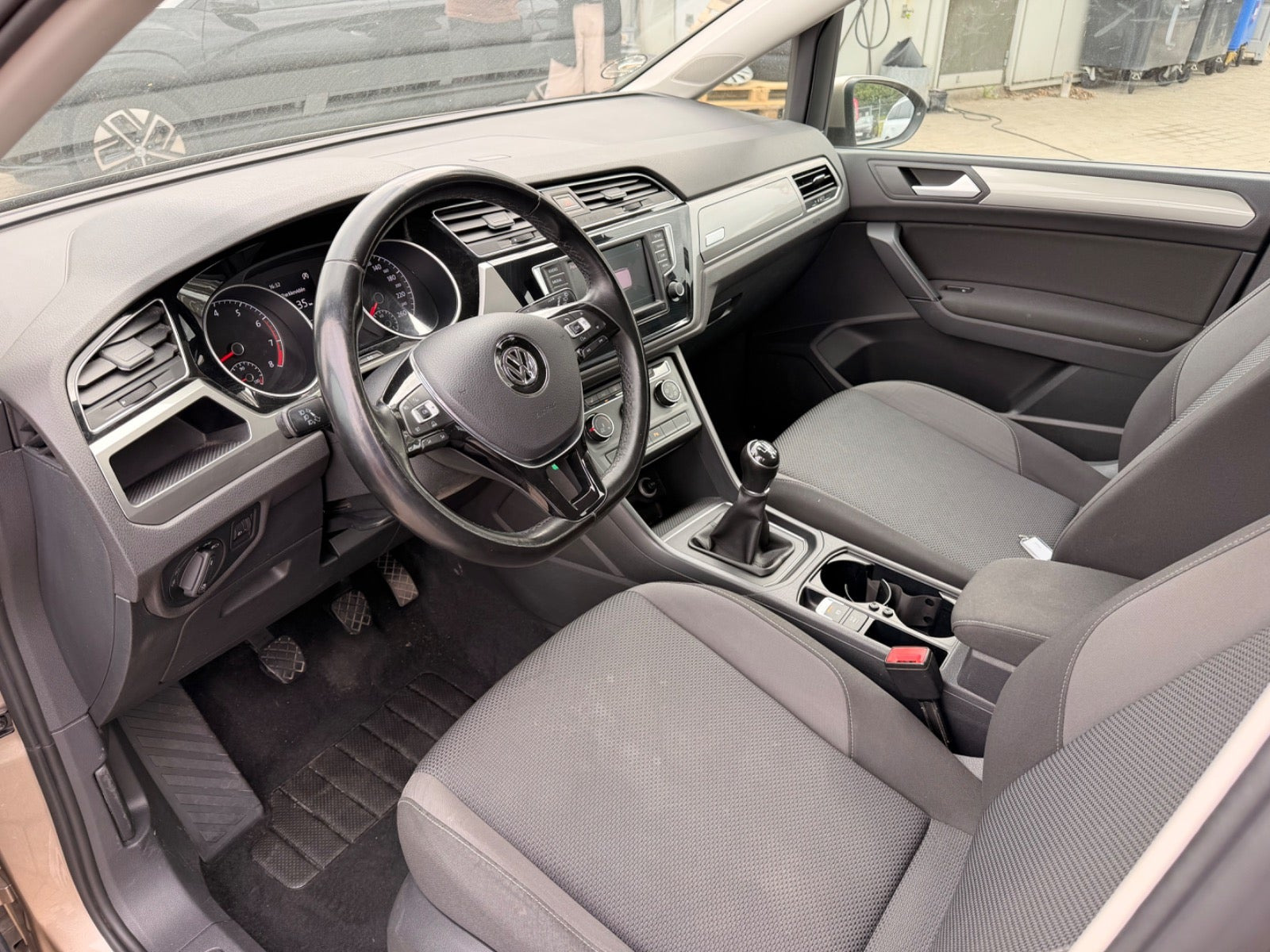 Orange VW Touran fra 2017