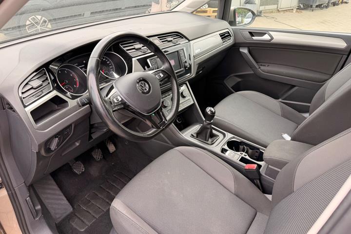 Orange VW Touran fra 2017