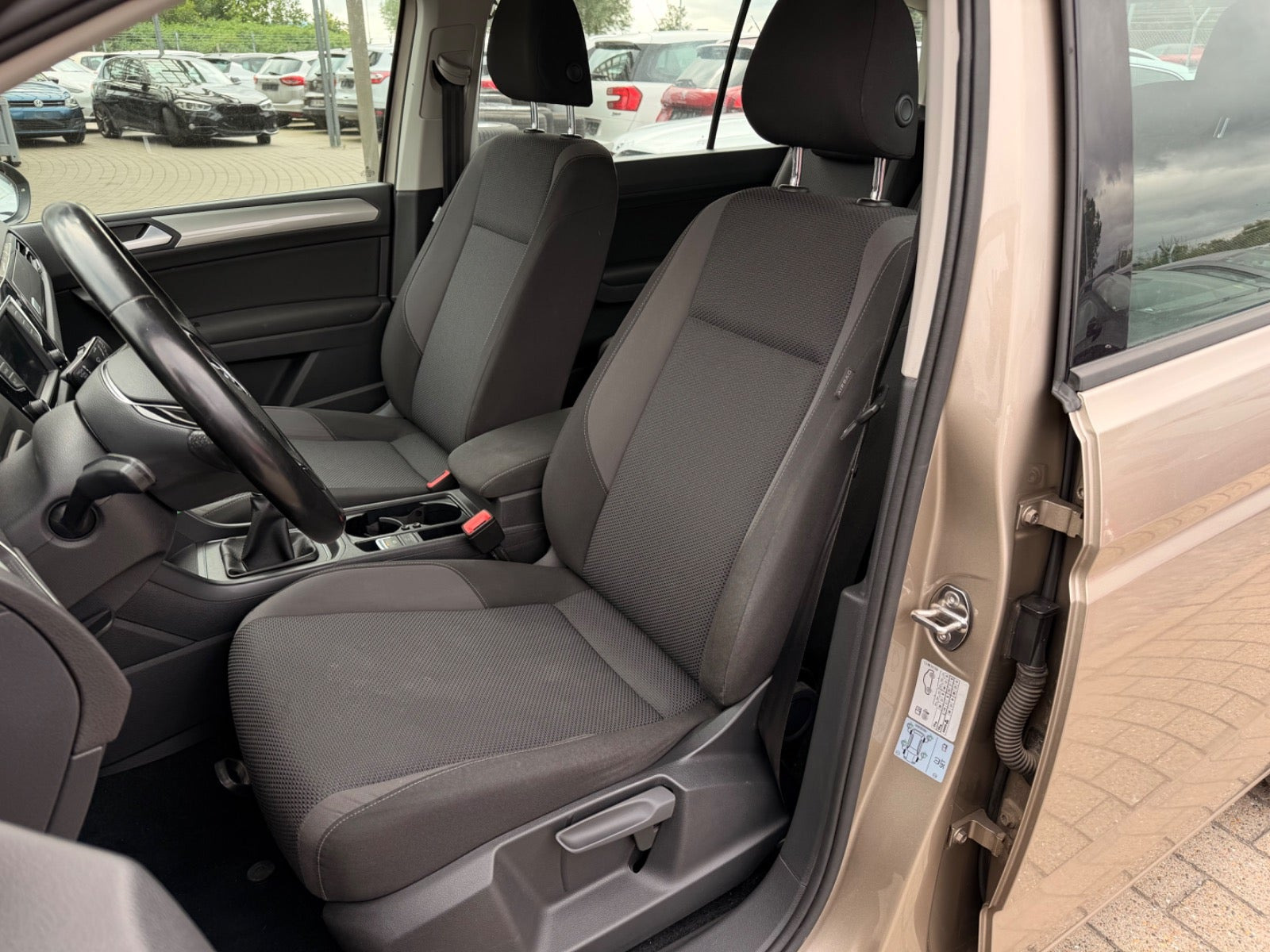 Orange VW Touran fra 2017