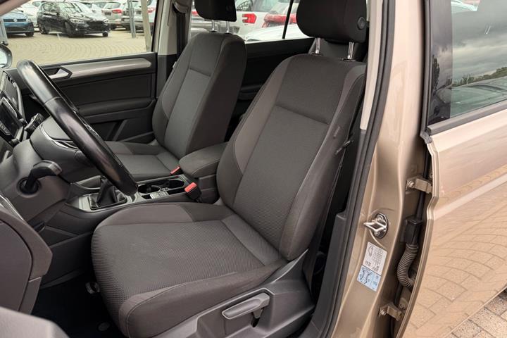 Orange VW Touran fra 2017
