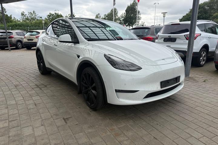 Hvid Tesla Model Y fra 2022