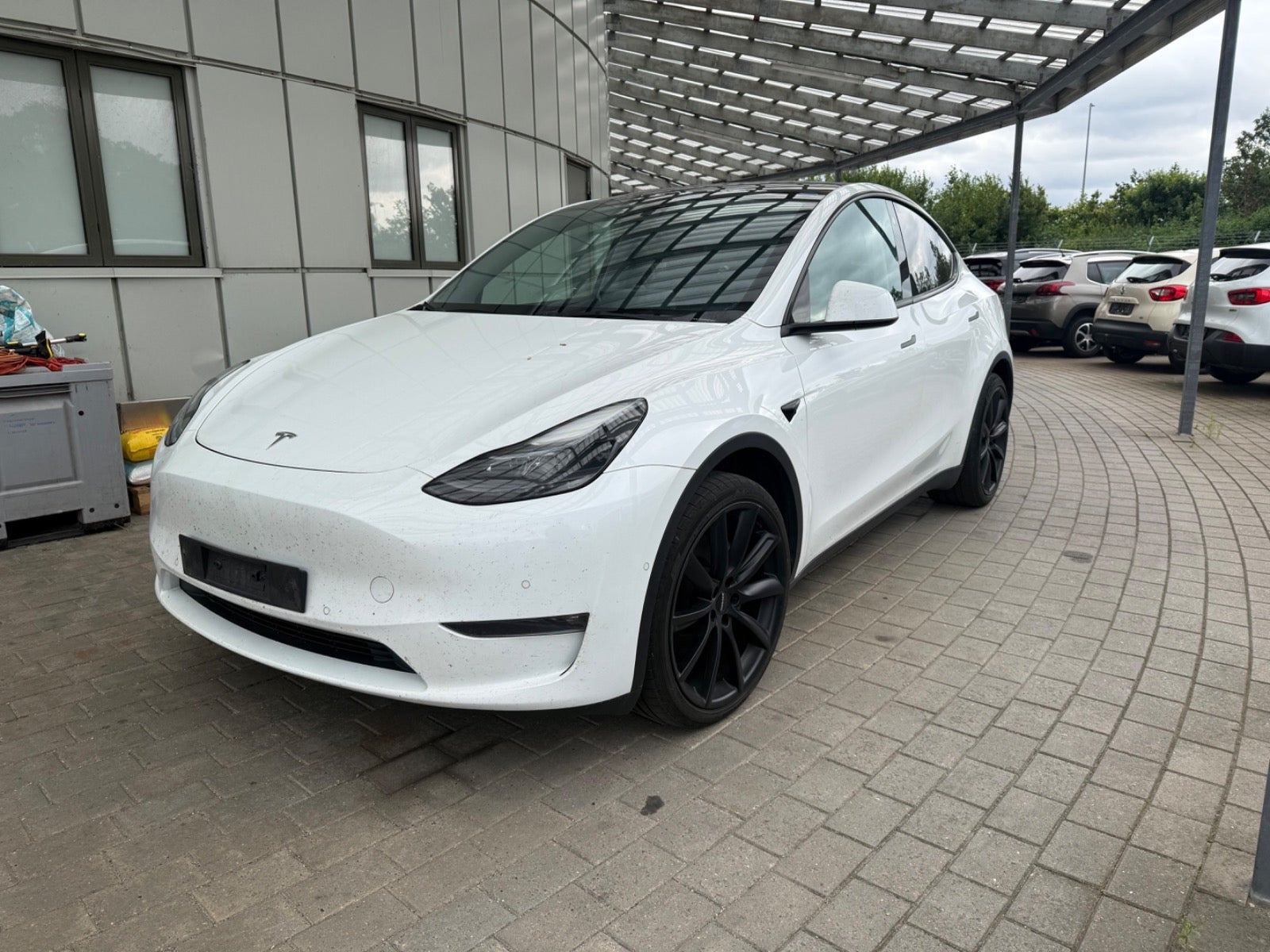 Hvid Tesla Model Y fra 2022