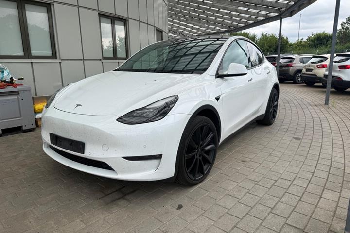 Hvid Tesla Model Y fra 2022