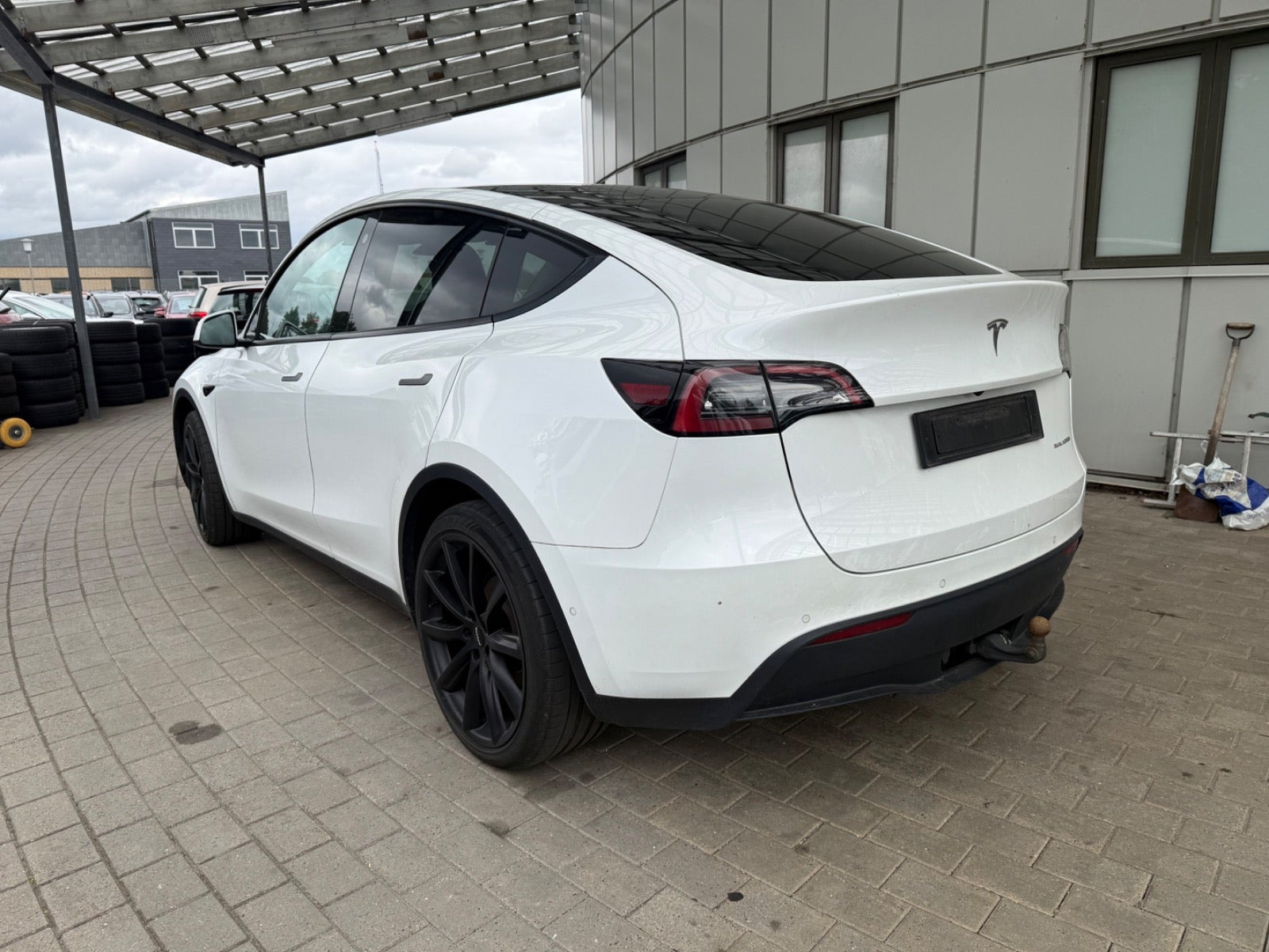Hvid Tesla Model Y fra 2022