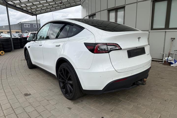 Hvid Tesla Model Y fra 2022