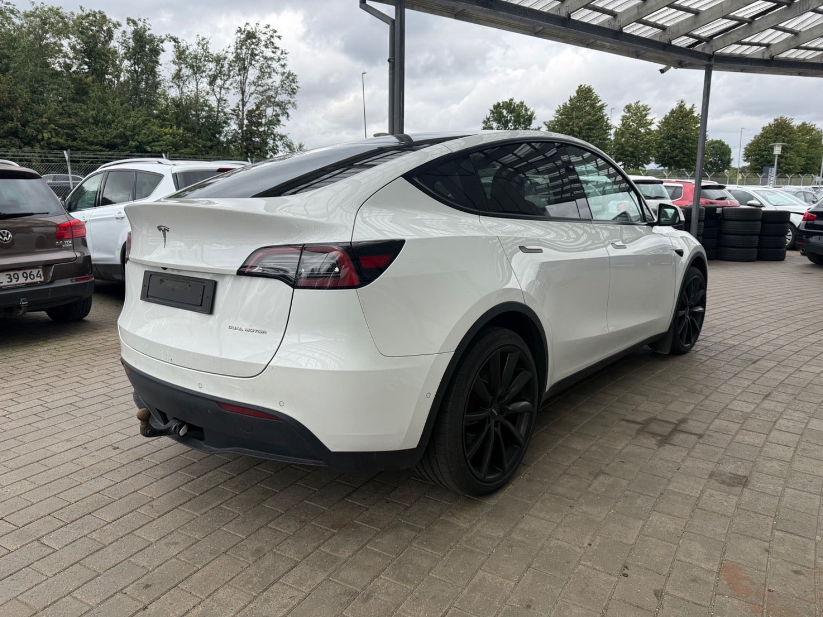 Hvid Tesla Model Y fra 2022