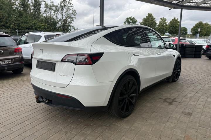 Hvid Tesla Model Y fra 2022