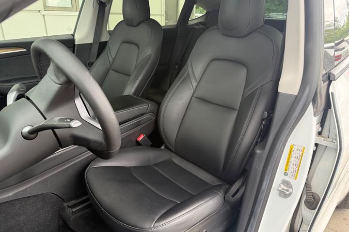 Hvid Tesla Model Y fra 2022