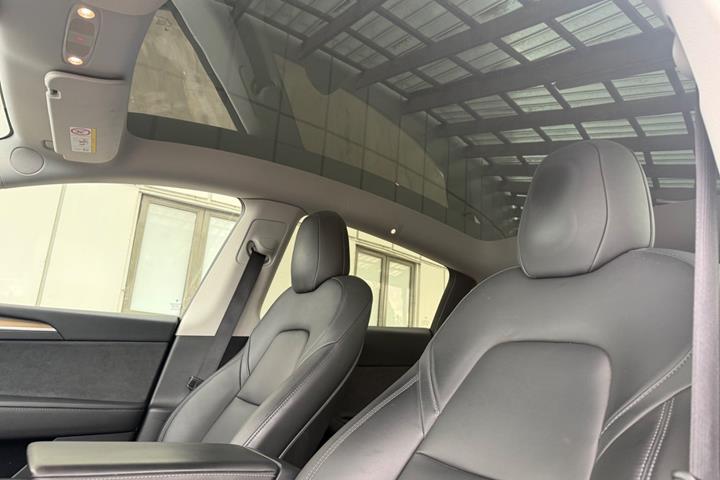 Hvid Tesla Model Y fra 2022