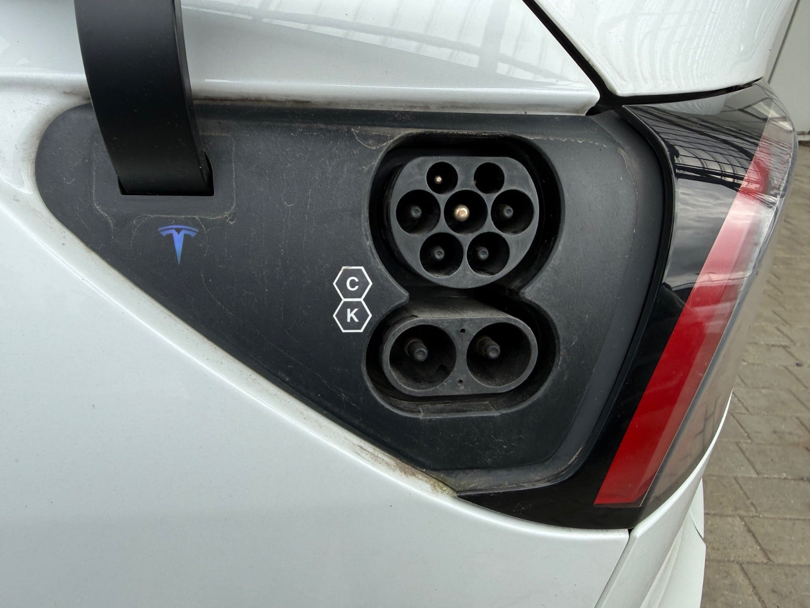Hvid Tesla Model Y fra 2022