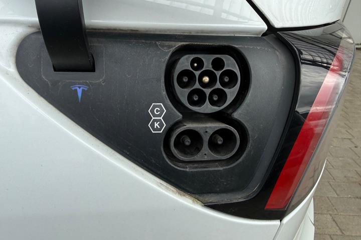 Hvid Tesla Model Y fra 2022